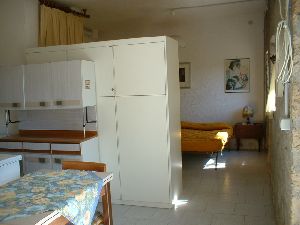 Blick von der Wohnk�che zum Schlafbereich